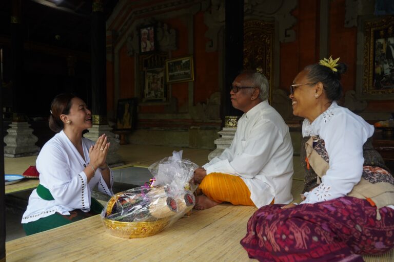 WHDI Badung Berbagi Kasih kepada Sulinggih Jelang Hari Suci Nyepi Caka 1948