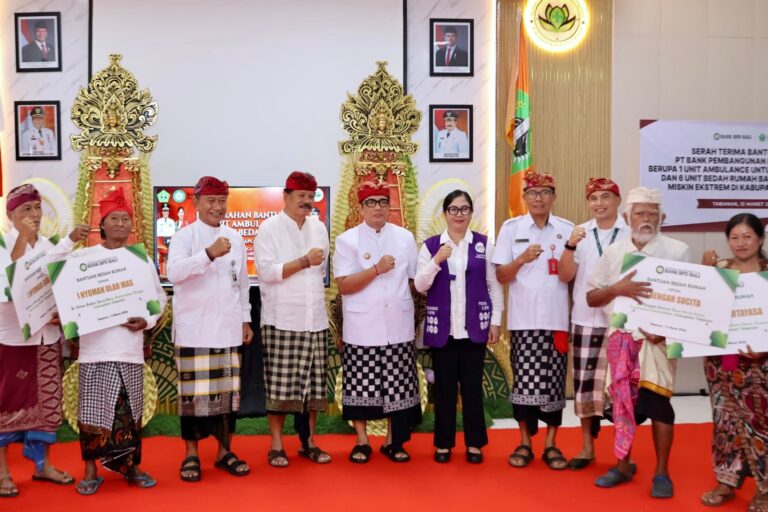 Bupati Sanjaya Bersama Ny. Rai Wahyuni Sanjaya Terima Bantuan Ambulans dan Program Bedah Rumah CSR Bank BPD Bali