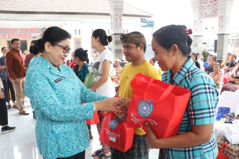 Ny. Putri Koster Ajak Warga Buleleng Kelola Sampah dari Sumber