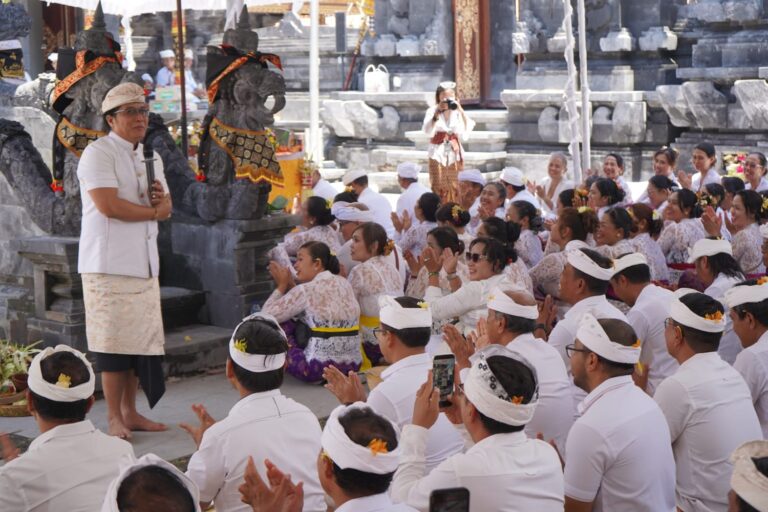 Wagub Giri Prasta Ngayah di Pura Puseh Desa Adat Kuta