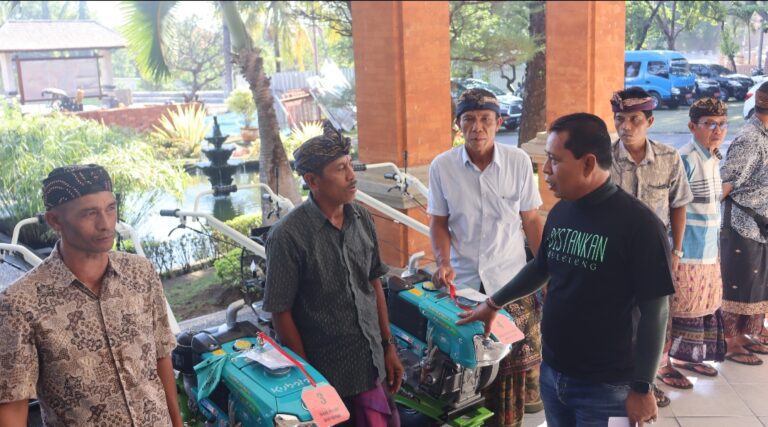 Bupati Buleleng Serahkan Traktor Gratis dan Rehab Irigasi