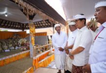 Bupati Adi Arnawa Hadiri Parikrama Tigang Sasih di Padonan