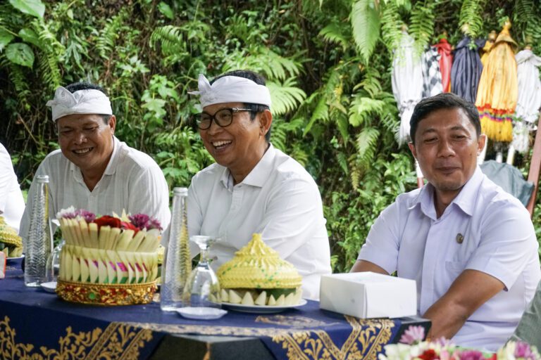 Bupati Badung Serahkan Rp550 Juta untuk Pemulihan Pura Taman Beji Magendra