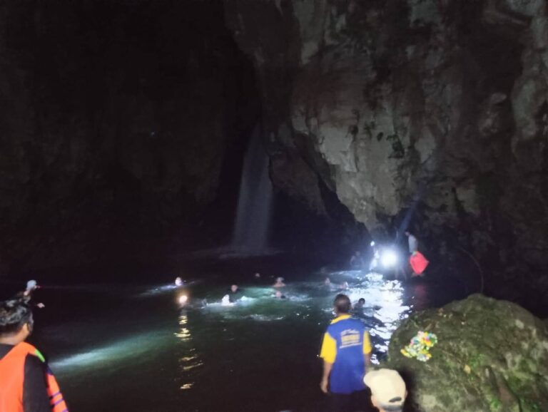 Satu Korban Tenggelam di Air Terjun Tembok Barak Masih Dicari