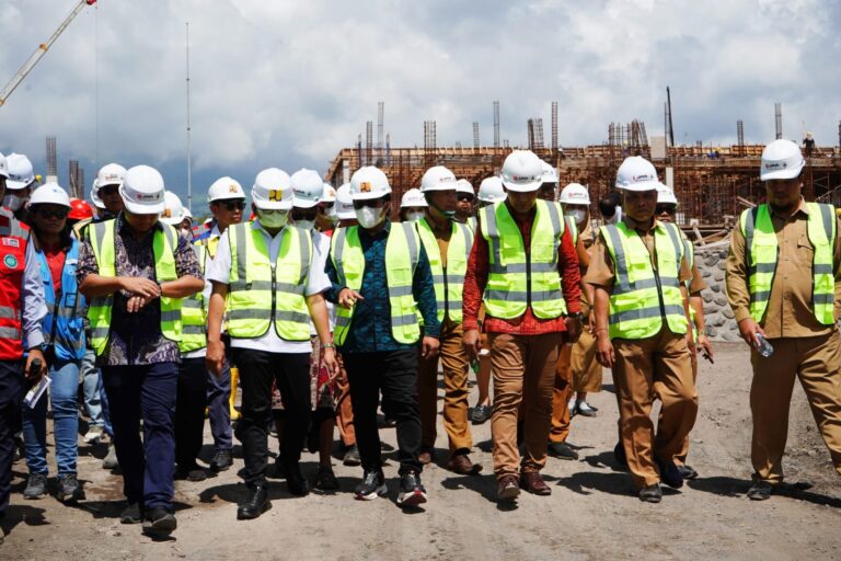 Wagub Giri Prasta Dampingi KSP Tinjau Pembangunan Sekolah Rakyat di Karangasem