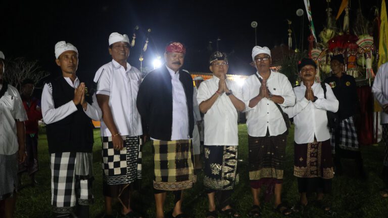 Gubernur Koster Hadiri Puncak Pujawali Pura Luhur Batulumbung