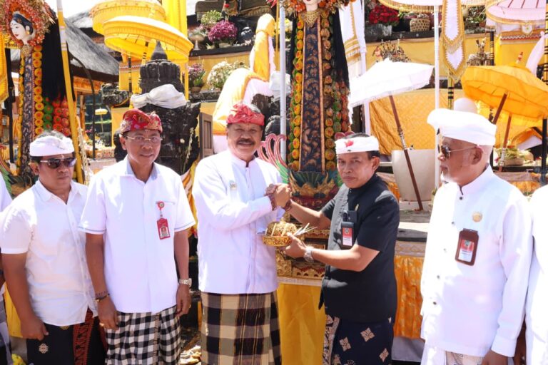 Wabup Tabanan Hadiri Bakti Penganyar IBTK di Pura Agung Besakih