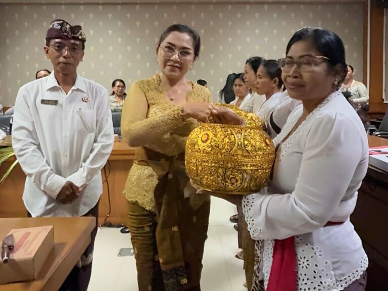 Pelatihan Pembuatan Banten di Badung, Dorong PPKS Mandiri dan Lestarikan Budaya Bali