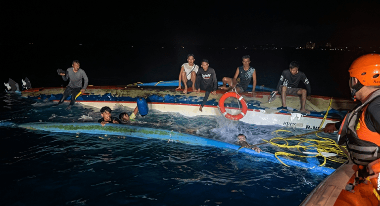 Perahu Terbalik Dihantam Ombak di Nusa Lembongan, Delapan Nelayan Selamat