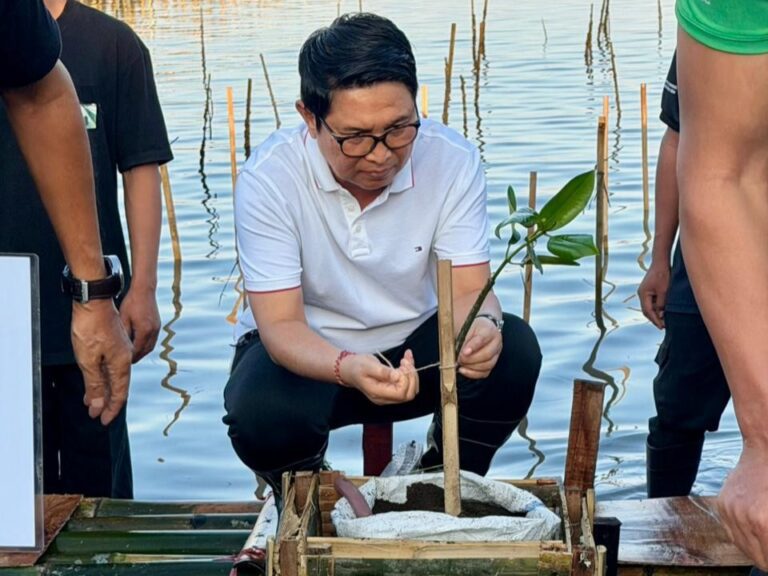 Bupati Adi Arnawa Dukung Penanaman Mangrove dan Pelepasliaran Burung