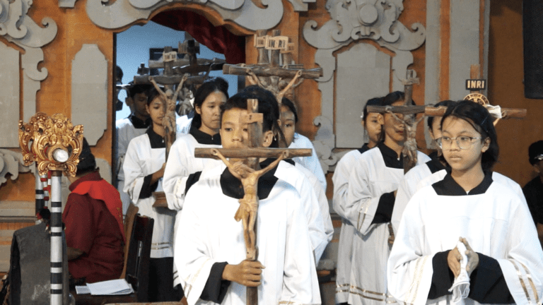 Khidmat Jumat Agung di Gereja Tritunggal Maha Kudus Tuka