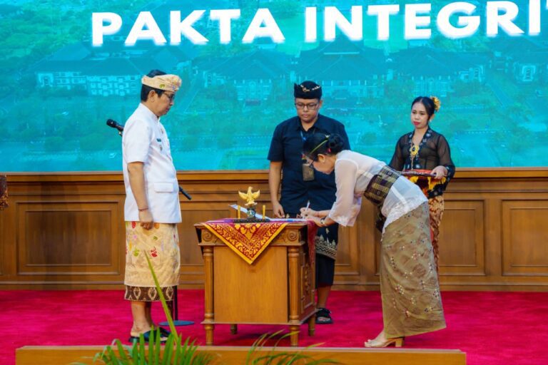 Bupati Adi Arnawa Tegaskan Tak Bekerja di Balik Meja