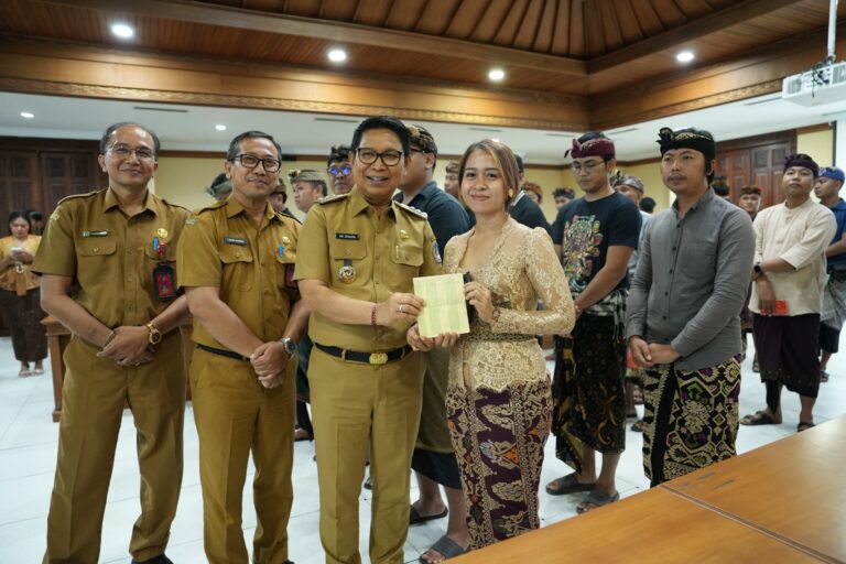 Bupati Adi Arnawa Tegaskan Dana Seniman Tanpa Potongan