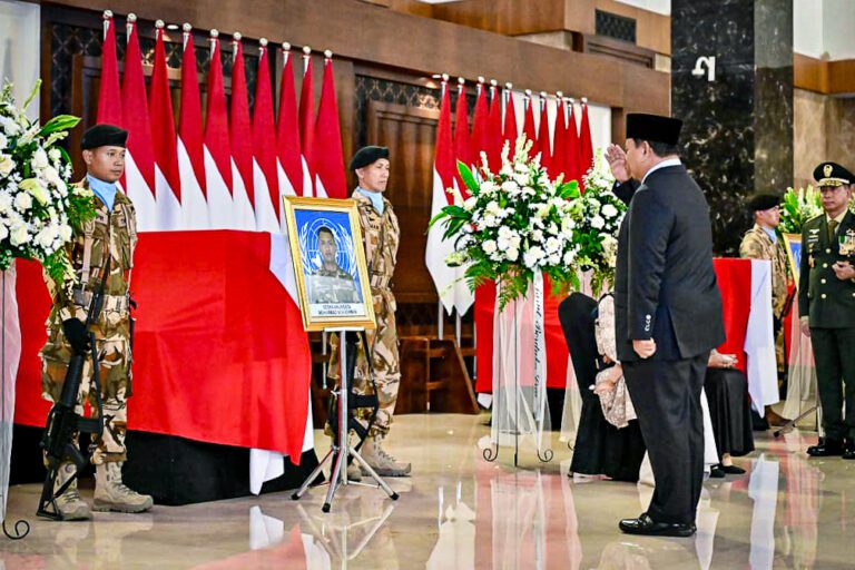 Presiden Prabowo Beri Penghormatan Terakhir pada 3 Personel TNI Gugur di Lebanon