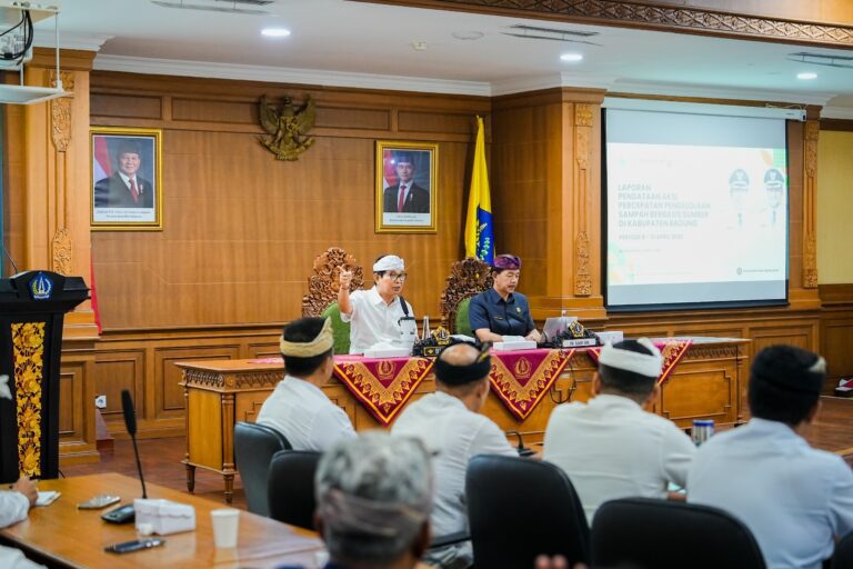 Bupati Adi Arnawa Tegas Percepat Penanganan Sampah