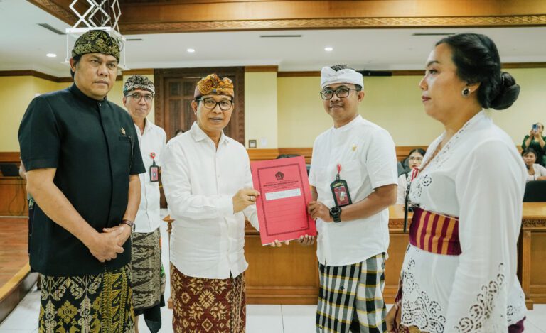 Bupati Badung Serahkan SK 25 Kepala Sekolah, Tekankan Amanah Besar Tingkatkan Mutu Pendidikan