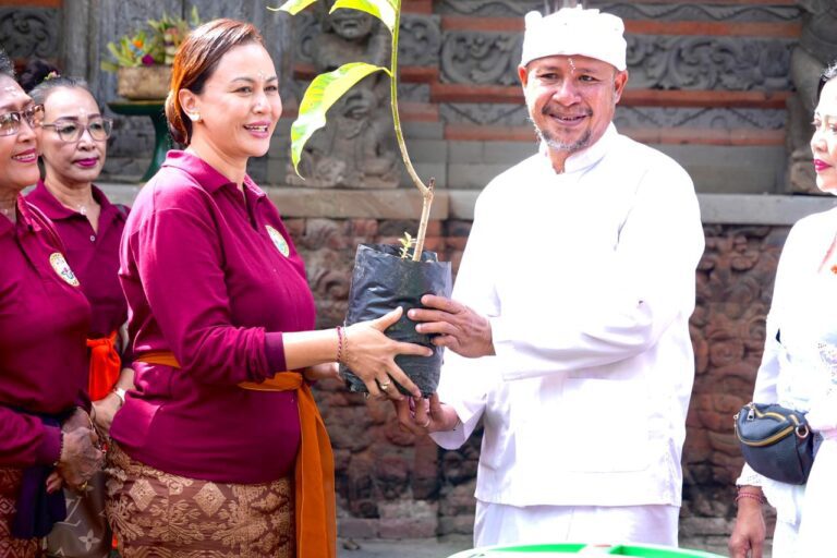 WHDI Badung Tebar 5.000 Benih Ikan di Pura Taman Ayun