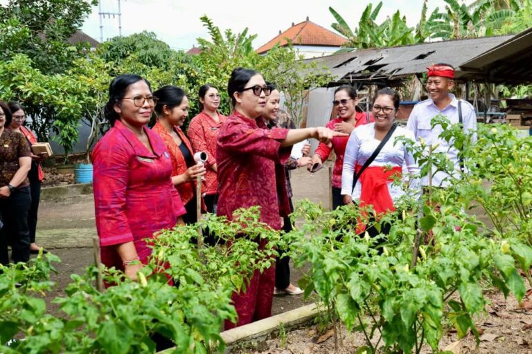 Bunda Rai Gelorakan Aksi Bergerak dan Berbagi di Kerambitan dan Penebel