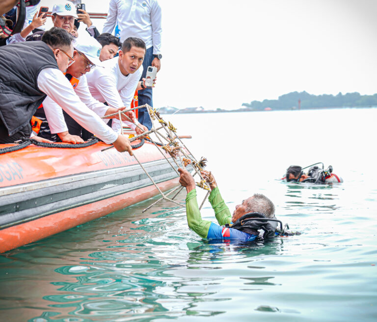 Menteri LH Tegaskan Perlindungan Laut Tak Berhenti di Garis Pantai
