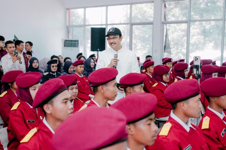 Siswa Sekolah Rakyat Dapat Sepatu Senilai Rp700 Ribu, Cek Faktanya!