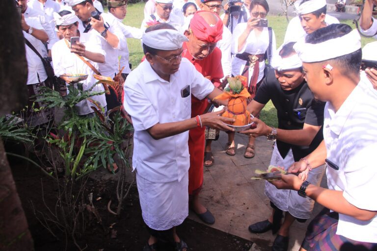 Gubernur Koster Kembalikan Keagungan Parahyangan Pura Agung Besakih