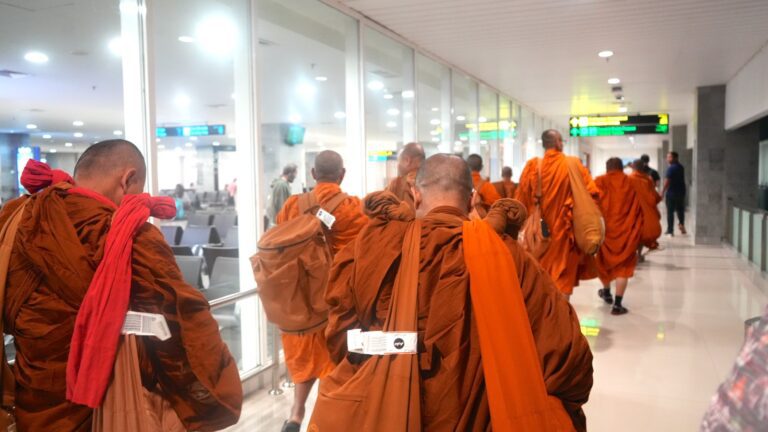 50 Bhikkhu IWFP 2026 Tiba di Bali, Bandara Ngurah Rai Jadi Gerbang Awal Misi Perdamaian