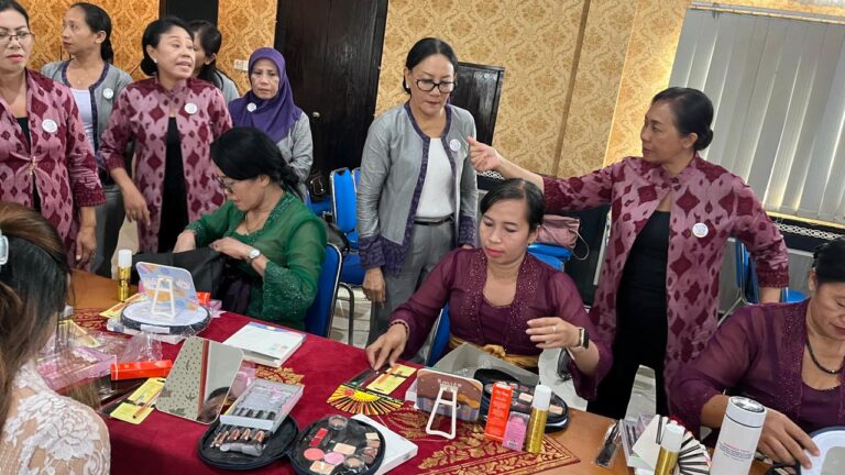 Dorong Perempuan Badung Mandiri, Forum PUSPA Ajarkan Tata Rias dan Sanggul Pakem Bali