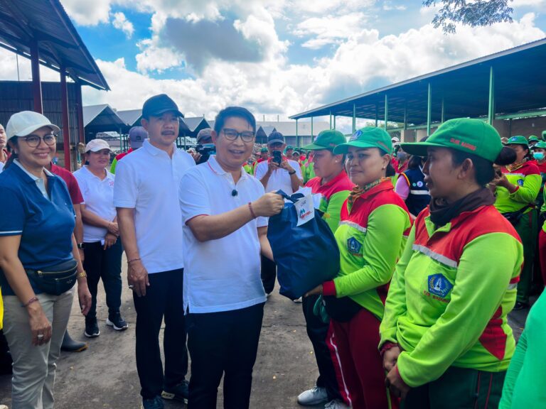 Bupati Serahkan Paket Sembako Kepada Petugas Kebersihan