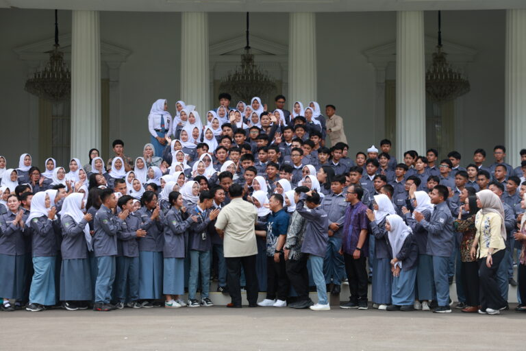 Ratusan Pelajar dari Jabar Kunjungi Istana, Prabowo Disambut Riuh