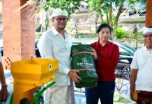 Wabup Badung Serahkan Mesin Pencacah dan Bag Komposter di Sempidi
