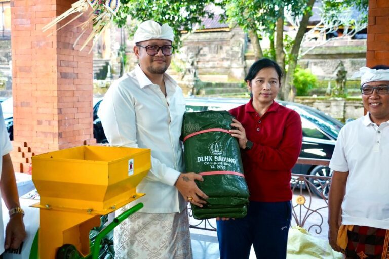 Wabup Badung Serahkan Mesin Pencacah dan Bag Komposter di Sempidi