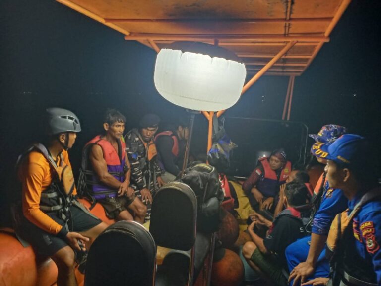 Perahu Terbalik di Perairan Sanggalangit, Enam Pemancing Diselamatkan Tim SAR