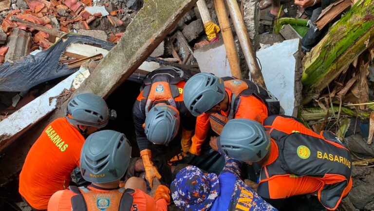 Korban Banjir Bakti Seraga Ditemukan di Reruntuhan