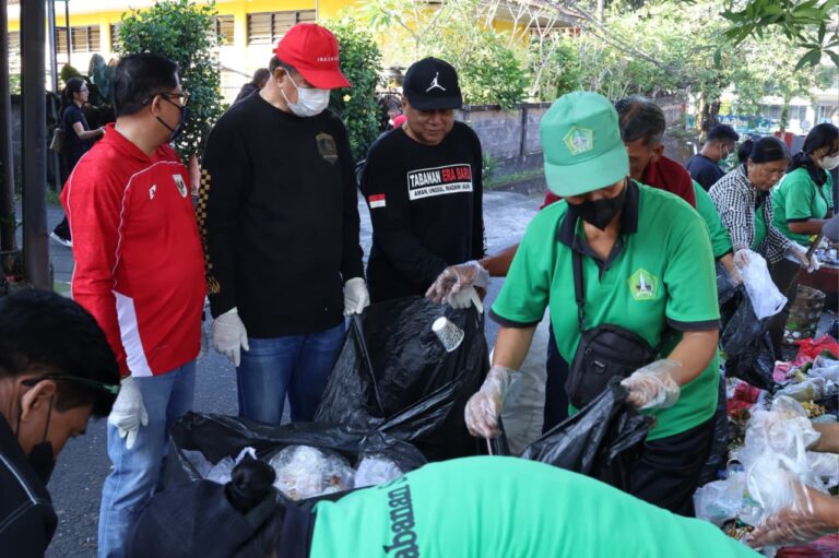 Peringati Hari Lingkungan Hidup Sedunia, Pemkab Tabanan Gelar Aksi Resik Sampah Libatkan ASN