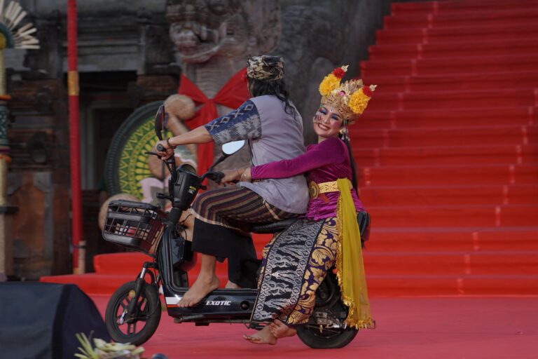 Joged Bumbung Tradisi Badung Hipnotis Penonton PKB 2026
