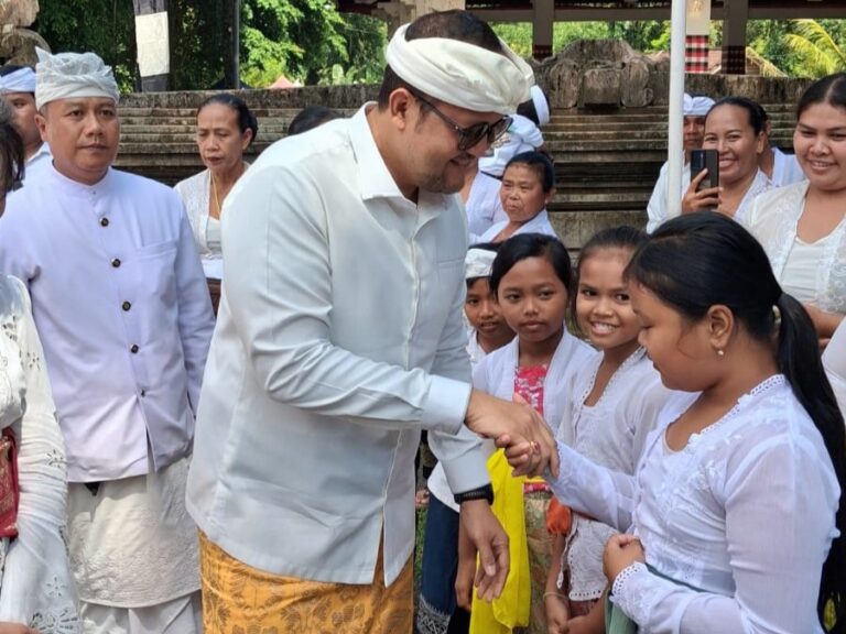 Wabup Badung Serahkan Hibah Rp700 Juta, Dukung Ngodakin Tapakan di Pura Dalem Bebalang