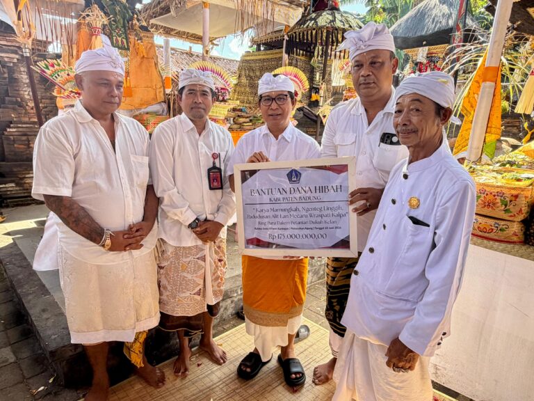 Bupati Adi Arnawa Ngupasaksi Puncak Karya di Desa Adat Kelan