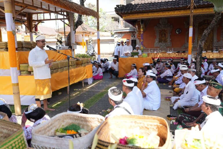 Wabup Badung Hadiri Karya Rsi Gana di Pura Desa Sibanggede, Serahkan Bantuan Rp1,5 Miliar