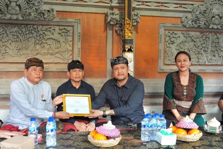 Wabup Bagus Alit Sucipta Serahkan Penghargaan Tertib Administrasi Akta Kematian di Jimbaran