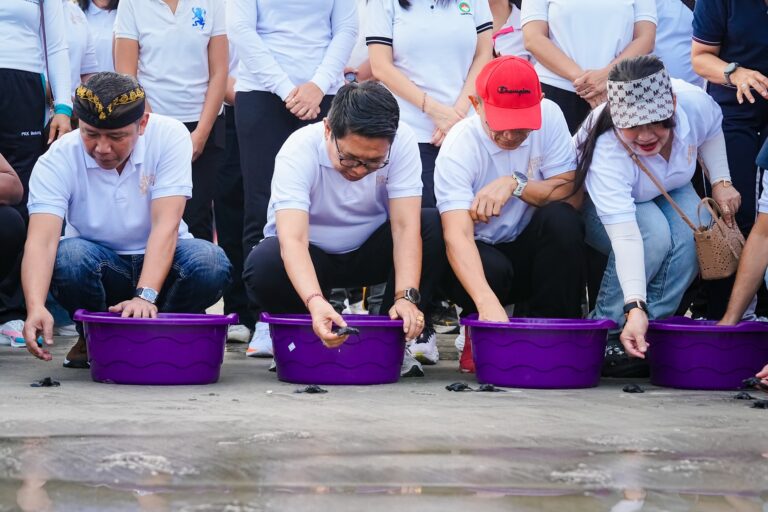 Pemkab Badung-Kejati Bali Gelar Aksi Bersih Pantai Kuta dan Pelepasan Tukik