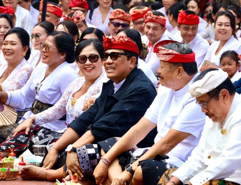 Bupati Sanjaya Pimpin Bhakti Penganyar di Pura Semeru Agung