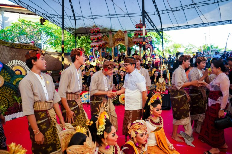 Bupati Adi Arnawa Siapkan Panggung Seni Rutin untuk Seniman