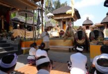 Wabup Bagus Alit Sucipta Hadiri Ngetus Ida Batara Tapakan di Pura Dalem Korya